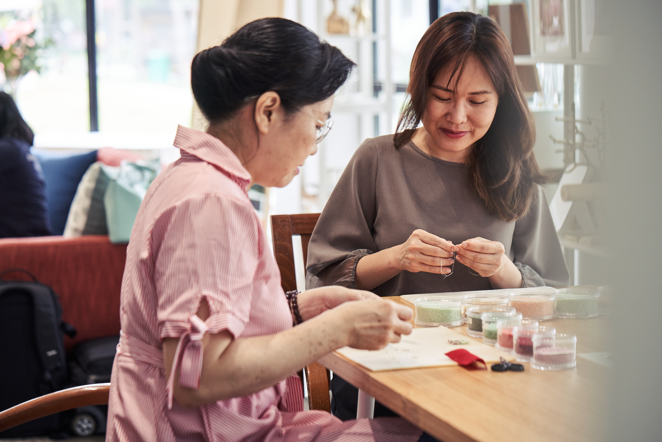 2 women making jewelry